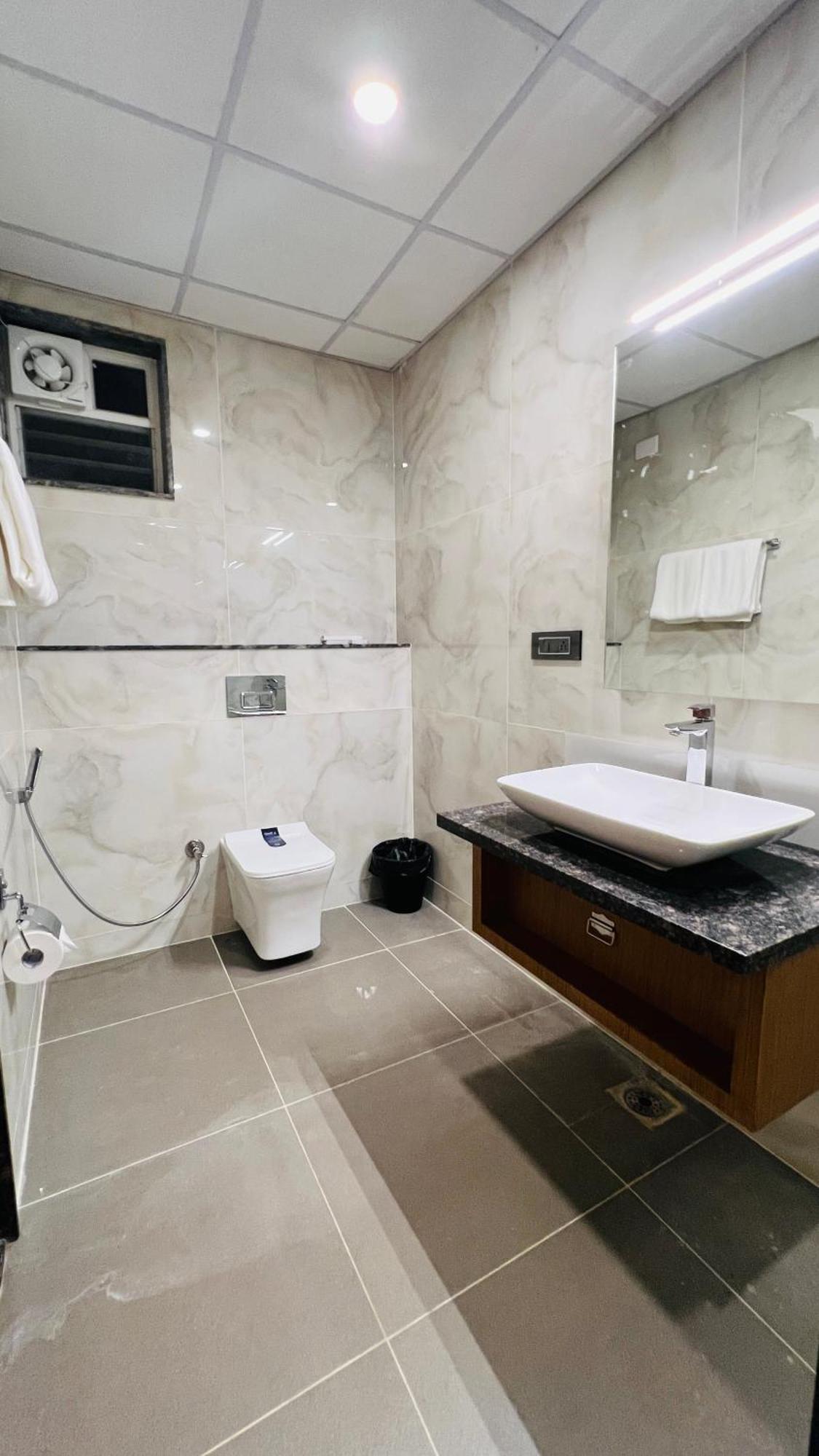 Hotel Aashraya Dod Jala Esterno foto