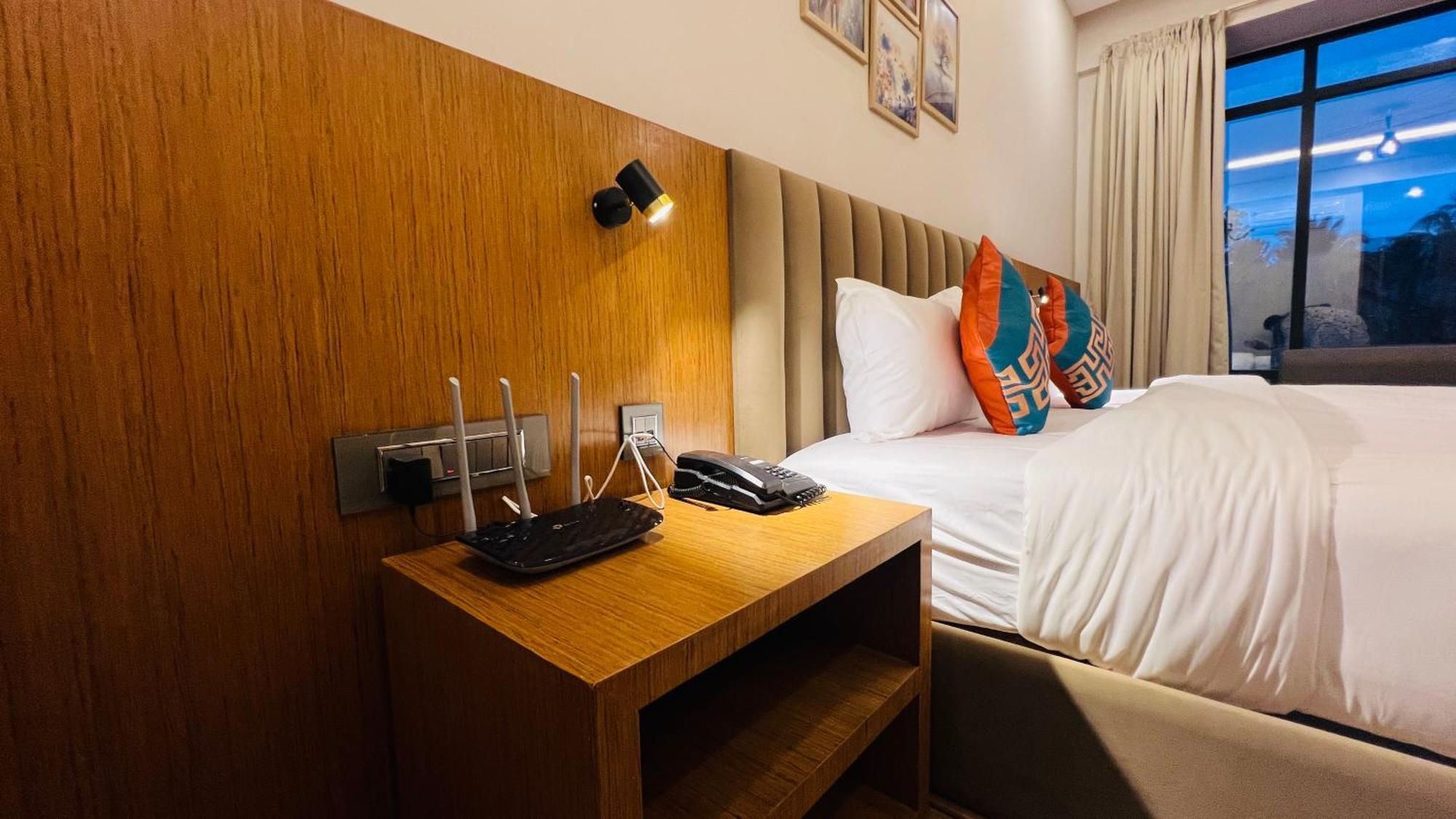 Hotel Aashraya Dod Jala Esterno foto